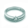 Solitario de oro blanco (18K) con diamante