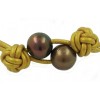 Pulsera de cuero con perlas naturales.