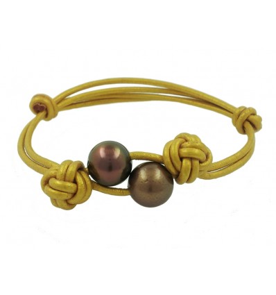 Pulsera de cuero con perlas naturales.