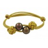 Pulsera de cuero con perlas naturales.