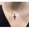 Cruz de oro de 18K con piedras color