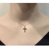 Cruz de oro de 18K con piedras color rosa