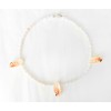 Collar de perlas y conchas