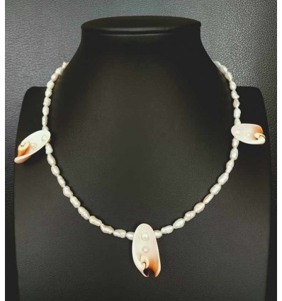 Collar de perlas y conchas