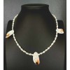Collar de perlas y conchas