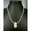 Collar de perlas cultivadas y concha marina