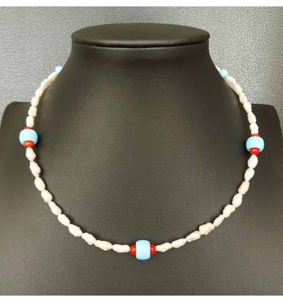 Collar de perlas y coral
