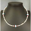 Collar de perlas y coral