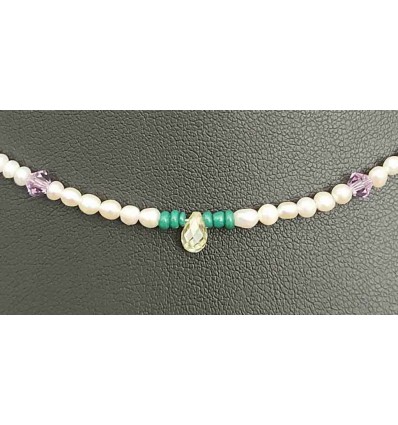 Collar de perlas y piedras de colores