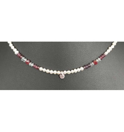 Collar de perlas y piedras de colores