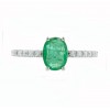 Sortija de oro blanco con diamantes y esmeralda