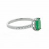 Anillo de oro con diamantes y esmeralda