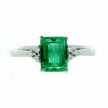 Anillo de oro blanco (18K) con diamante y esmeralda