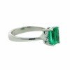 Anillo de oro blanco con diamante y esmeralda