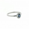 Anillo de oro blanco (18K) con diamante y zafiro