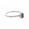 Anillo de oro blanco con diamantes y rubí