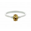 Anillo de oro blanco con brillantes y topacio