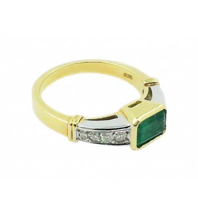Sortija de oro con esmeralda y diamantes