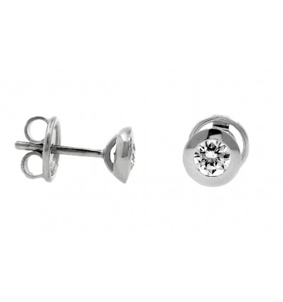 PENDIENTES DE ORO BLANCO CON DOS DIAMANTES ENGASTADOS EN CHATÓN REDONDO.