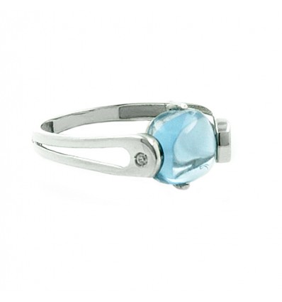 Sortija de oro blanco con piedra azul