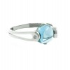 Sortija de oro blanco con piedra azul