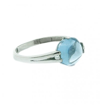 Sortija de oro blanco con piedra azul