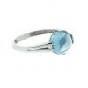 Sortija de oro blanco con piedra azul